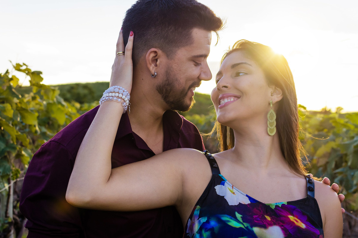 ensaio Pré-Wedding dos noivos Tamy e Junior,  no Vinha em louveira. Plantação de Uva. Ensaio noivos. Pre wedding na vinha. vinicola. Pre Wedding diferente.