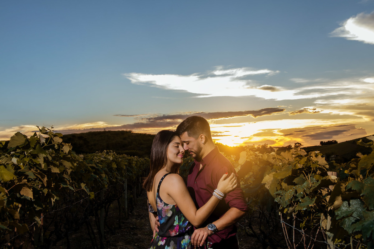 ensaio Pré-Wedding dos noivos Tamy e Junior,  no Vinha em louveira. Plantação de Uva. Ensaio noivos. Pre wedding na vinha. vinicola. Pre Wedding diferente.