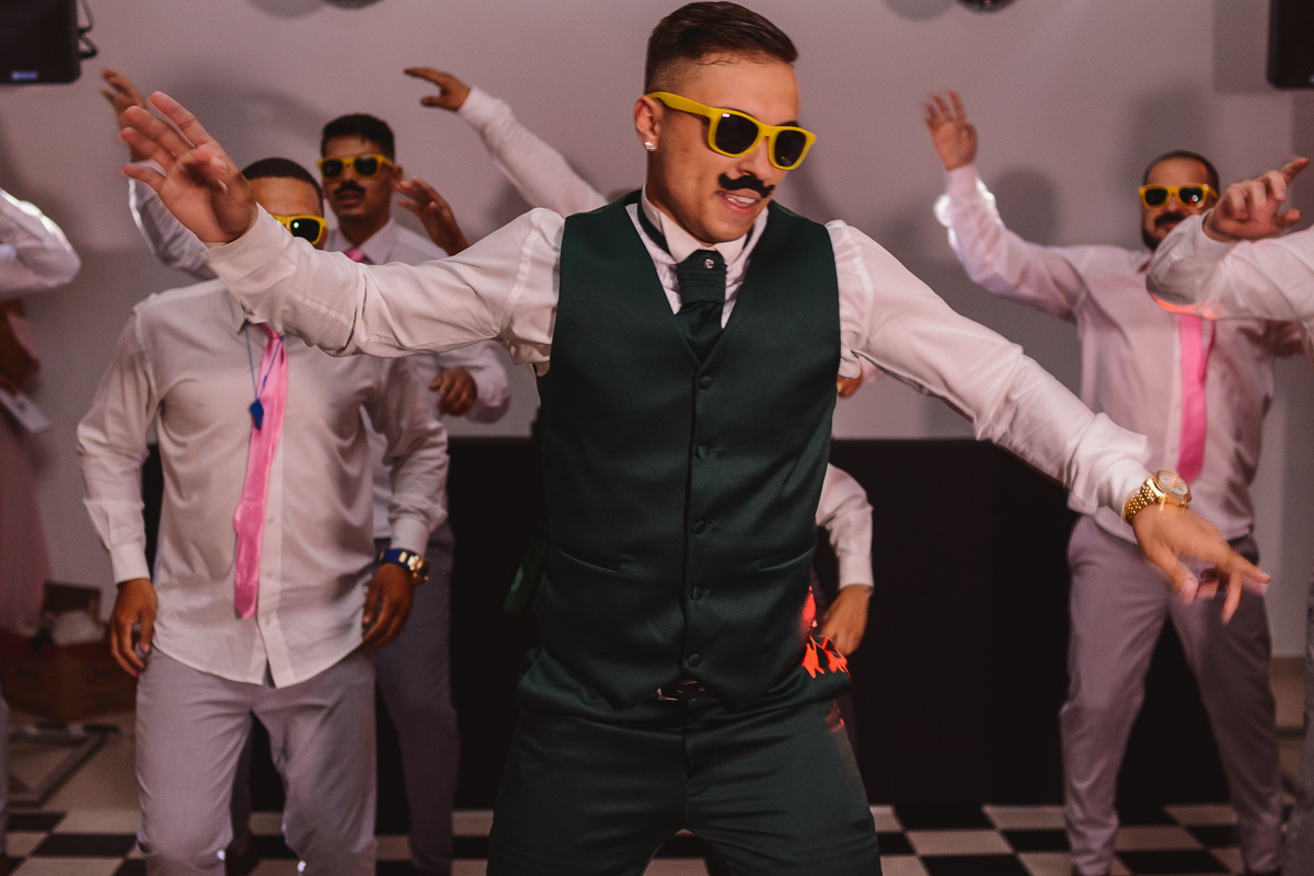 Recepção de casamento. Festa de casamento Sessão de fotos dos noivos. Espaço di Florença. Dança dos noivos.