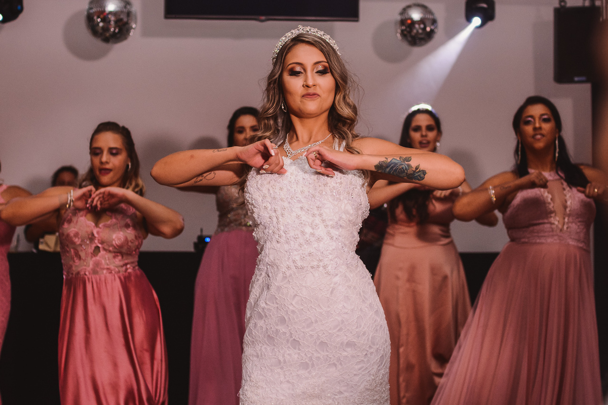Recepção de casamento. Festa de casamento Sessão de fotos dos noivos. Espaço di Florença. Dança dos noivos.