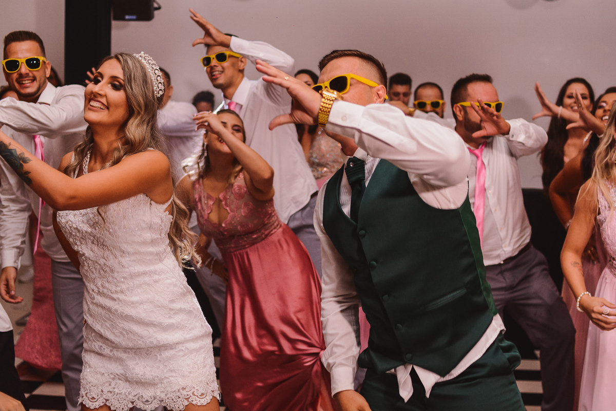 Recepção de casamento. Festa de casamento Sessão de fotos dos noivos. Espaço di Florença. Dança dos noivos.
