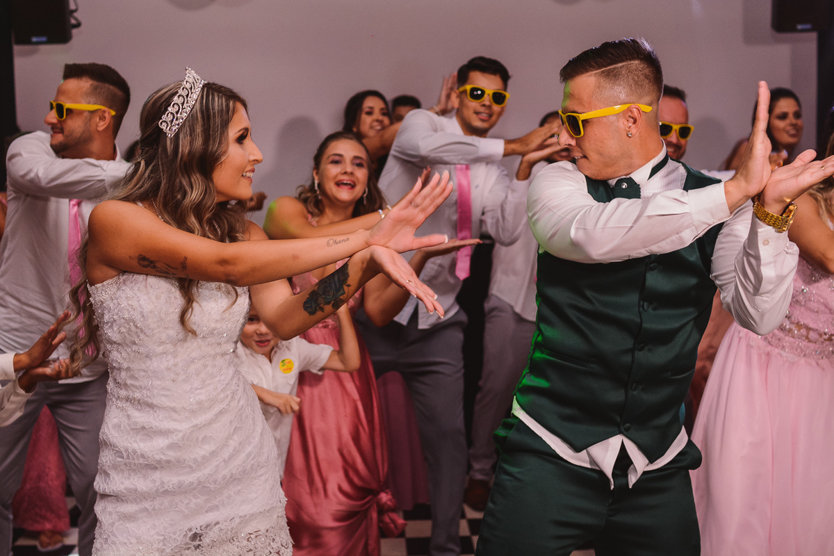 Recepção de casamento. Festa de casamento Sessão de fotos dos noivos. Espaço di Florença. Dança dos noivos.