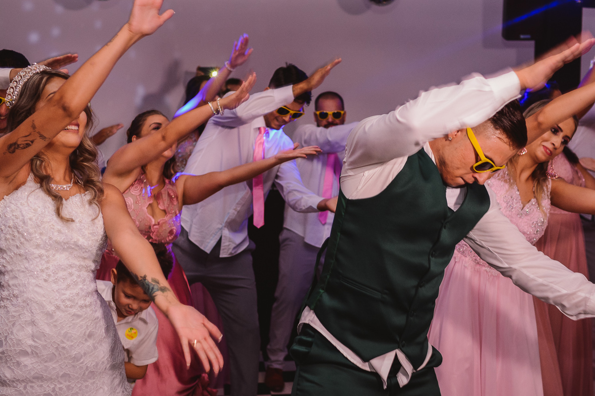 Recepção de casamento. Festa de casamento Sessão de fotos dos noivos. Espaço di Florença. Dança dos noivos.