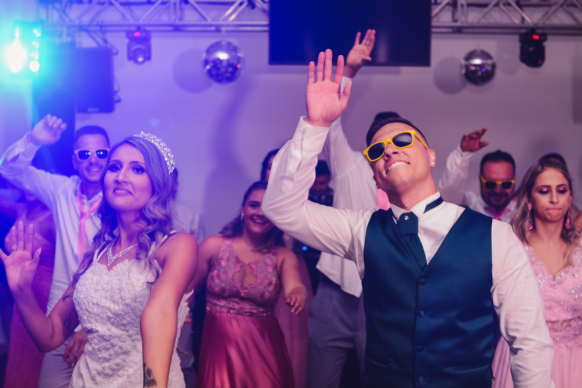 Recepção de casamento. Festa de casamento Sessão de fotos dos noivos. Espaço di Florença. Dança dos noivos.