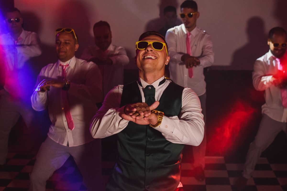 Recepção de casamento. Festa de casamento Sessão de fotos dos noivos. Espaço di Florença. Dança dos noivos.