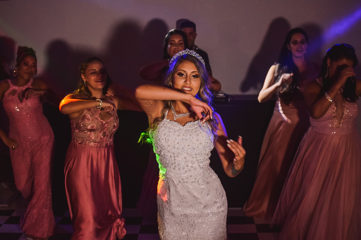 Recepção de casamento. Festa de casamento Sessão de fotos dos noivos. Espaço di Florença. Dança dos noivos.