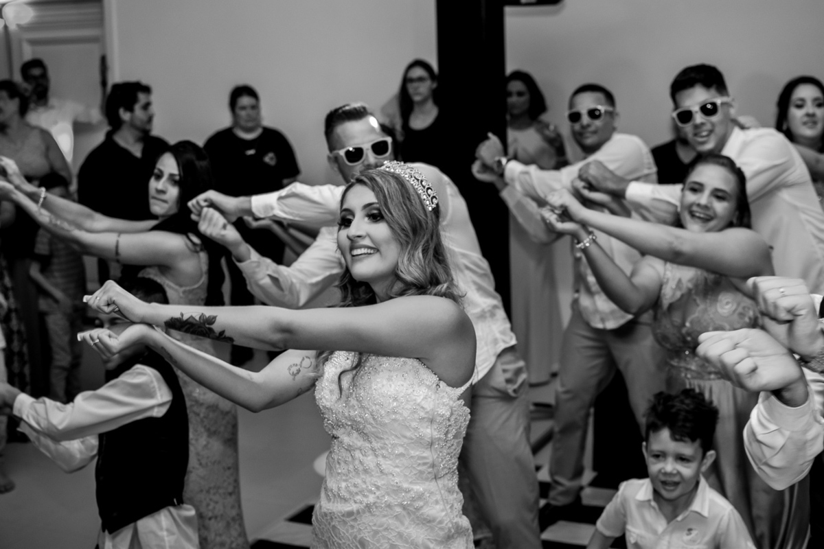 Recepção de casamento. Festa de casamento Sessão de fotos dos noivos. Espaço di Florença. Dança dos noivos.