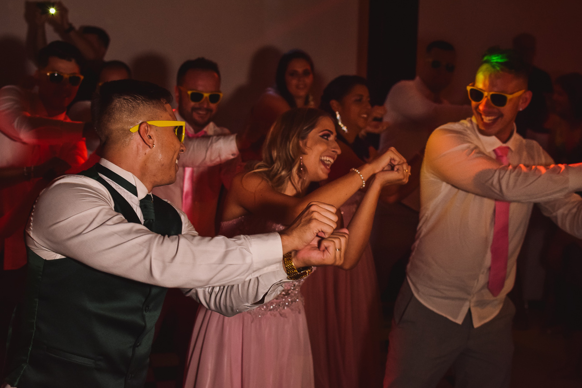 Recepção de casamento. Festa de casamento Sessão de fotos dos noivos. Espaço di Florença. Dança dos noivos.