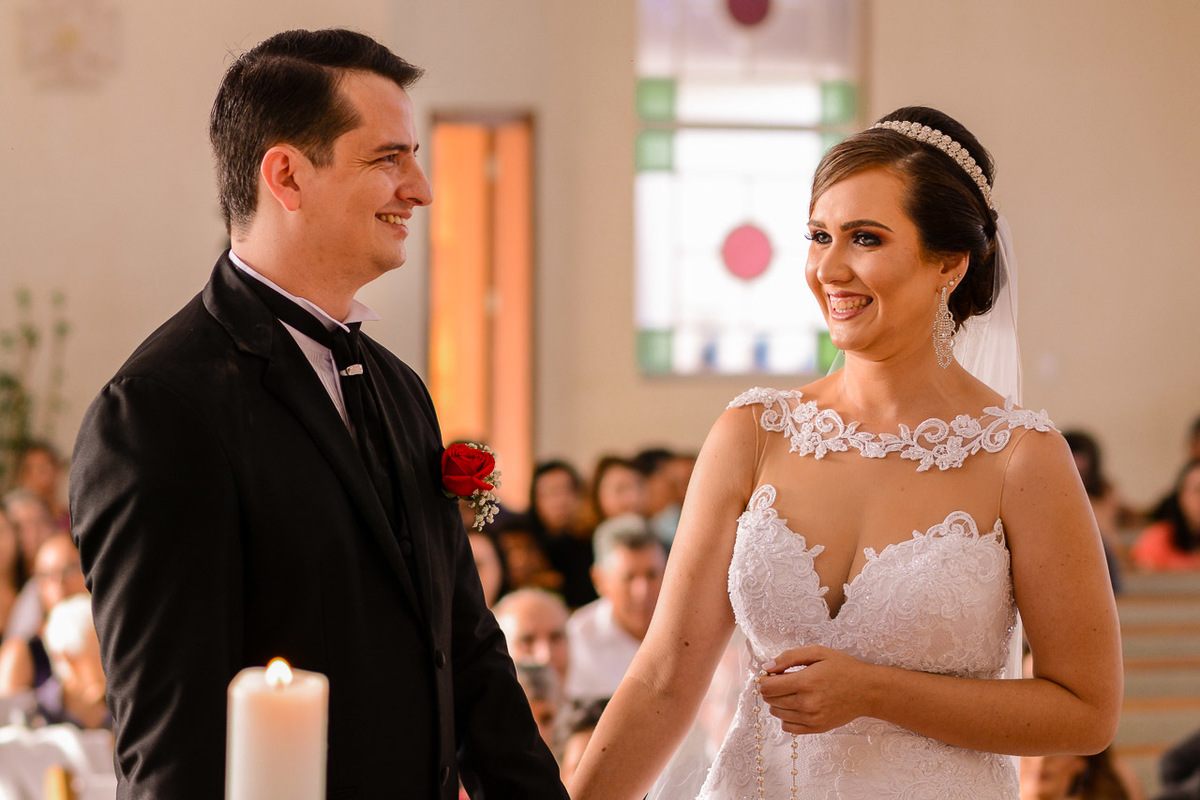 Cerimonia de casamento Paróquia Cristo Redentor. Terno do noivo. Vestido de Noiva.