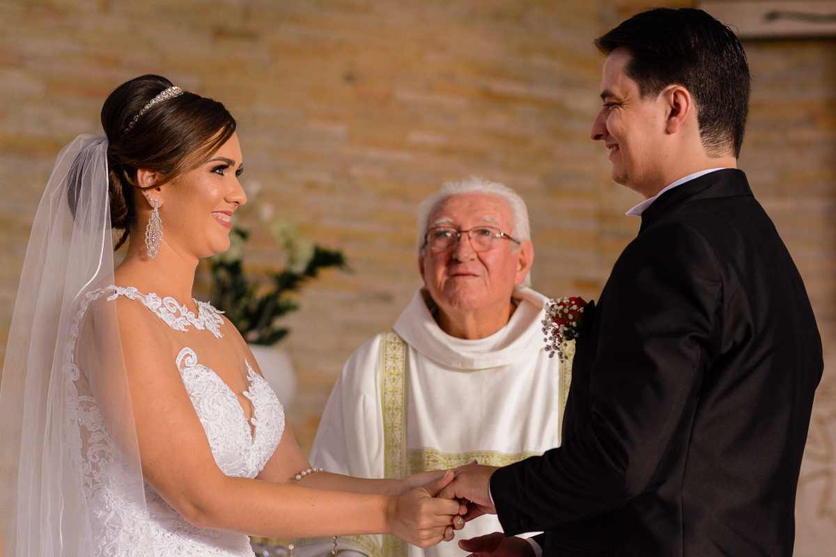 Cerimonia de casamento Paróquia Cristo Redentor. Terno do noivo. Vestido de Noiva.