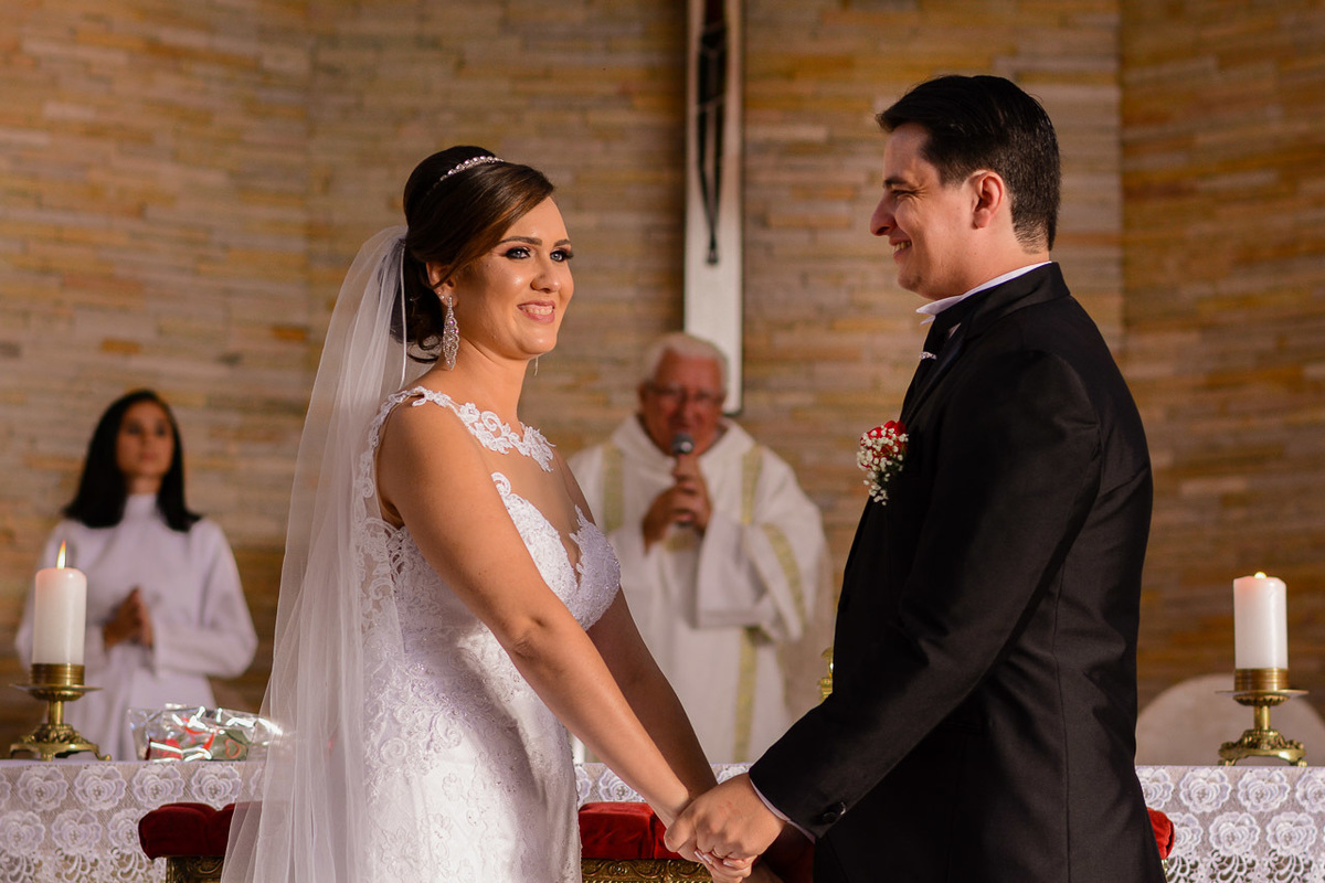 Cerimonia de casamento Paróquia Cristo Redentor. Terno do noivo. Vestido de Noiva.