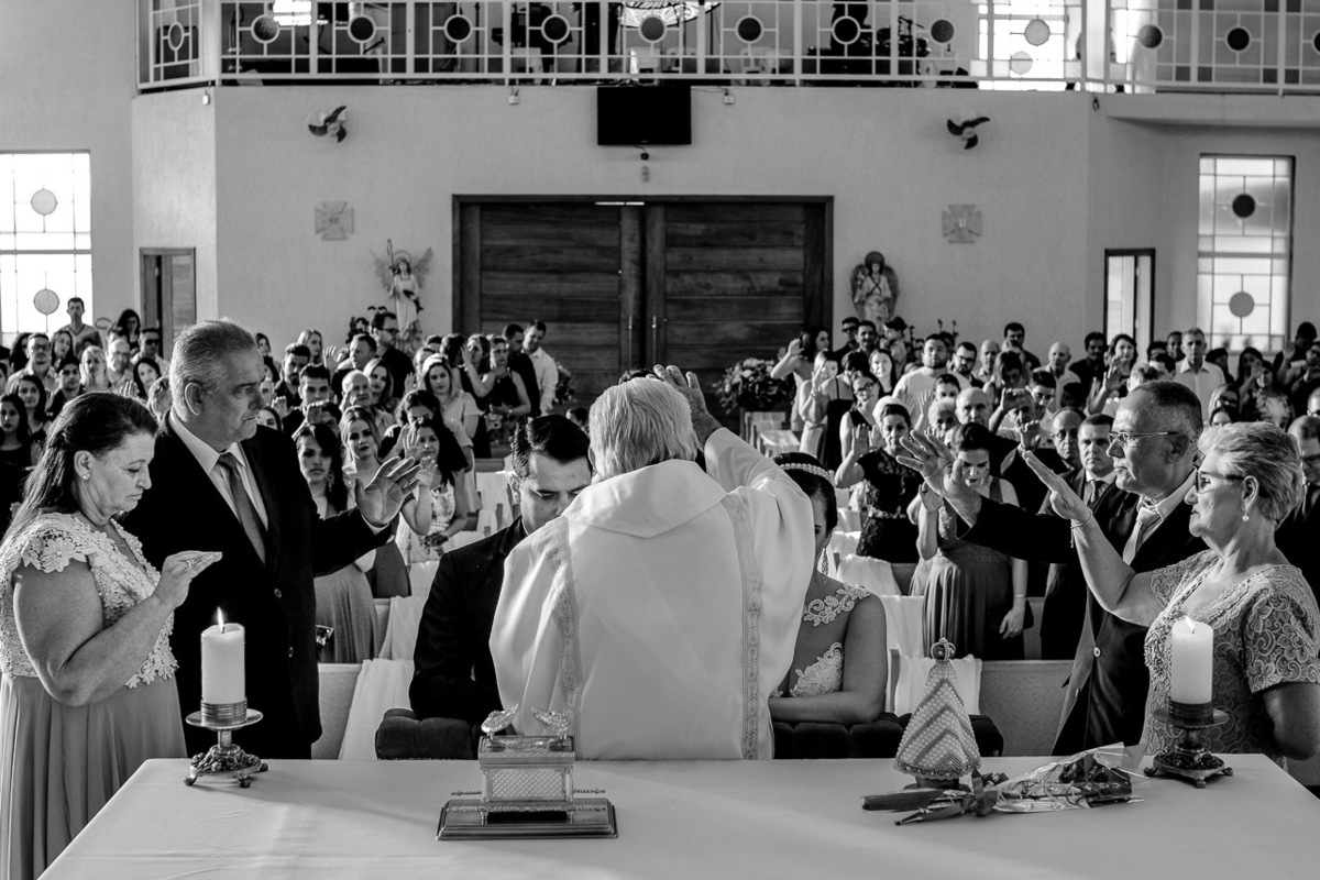 Cerimonia de casamento Paróquia Cristo Redentor. Terno do noivo. Vestido de Noiva.