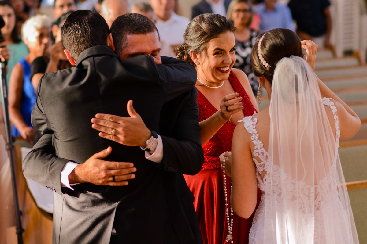 Cerimonia de casamento Paróquia Cristo Redentor. Terno do noivo. Vestido de Noiva.