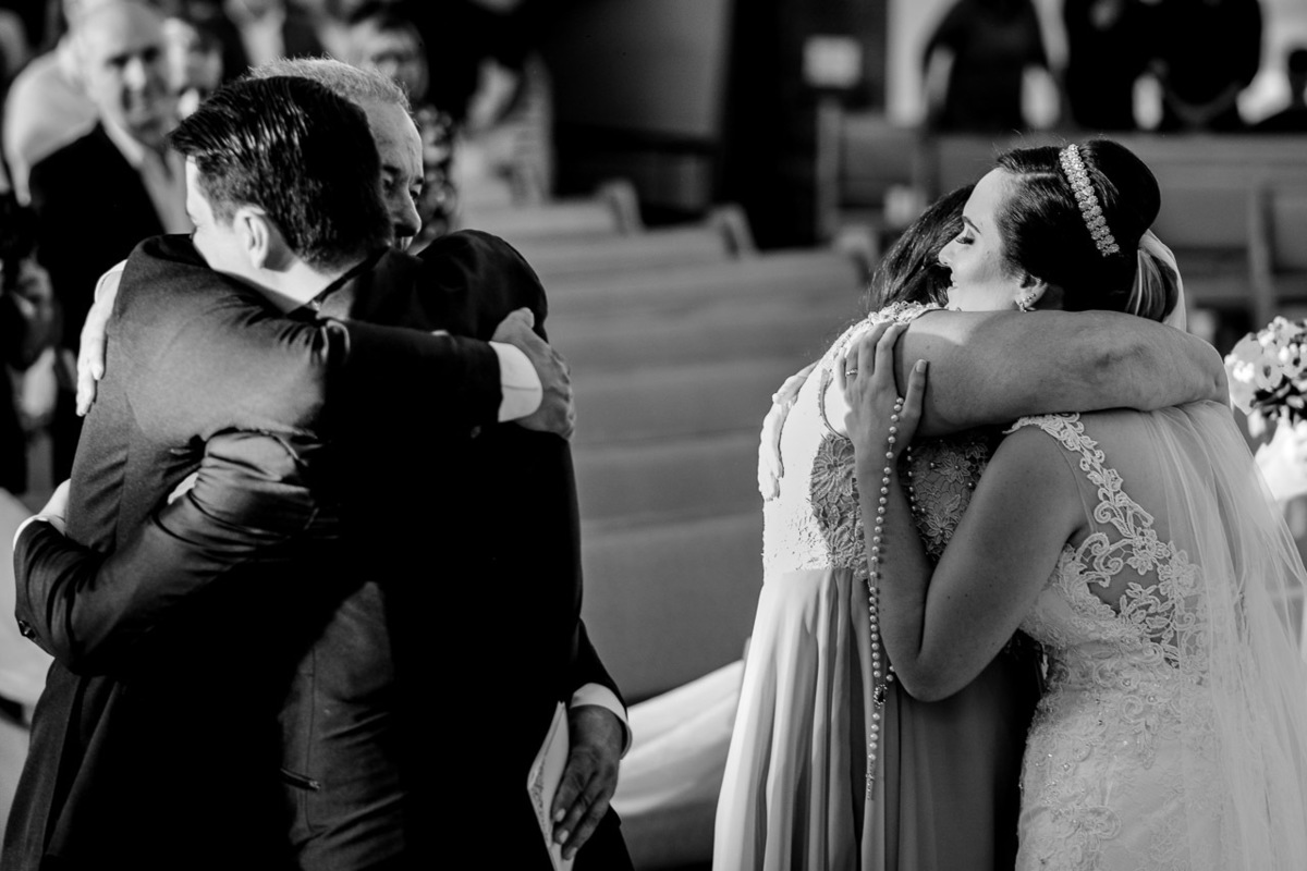 Cerimonia de casamento Paróquia Cristo Redentor. Terno do noivo. Vestido de Noiva.