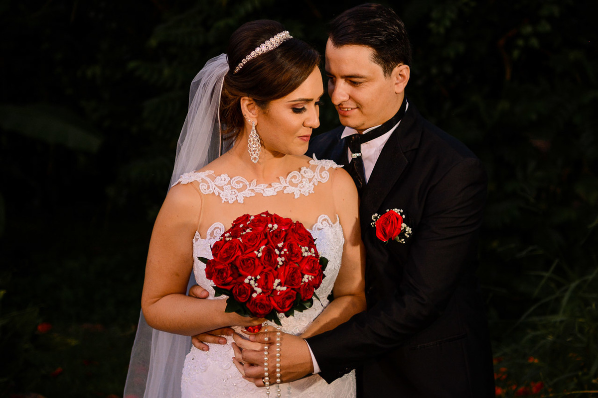 Fotos dos noivos. Fotos pós casamento. Festa de Casamento. Fazenda Santa Helena. Vestido de Noiva. Traje de noivo.