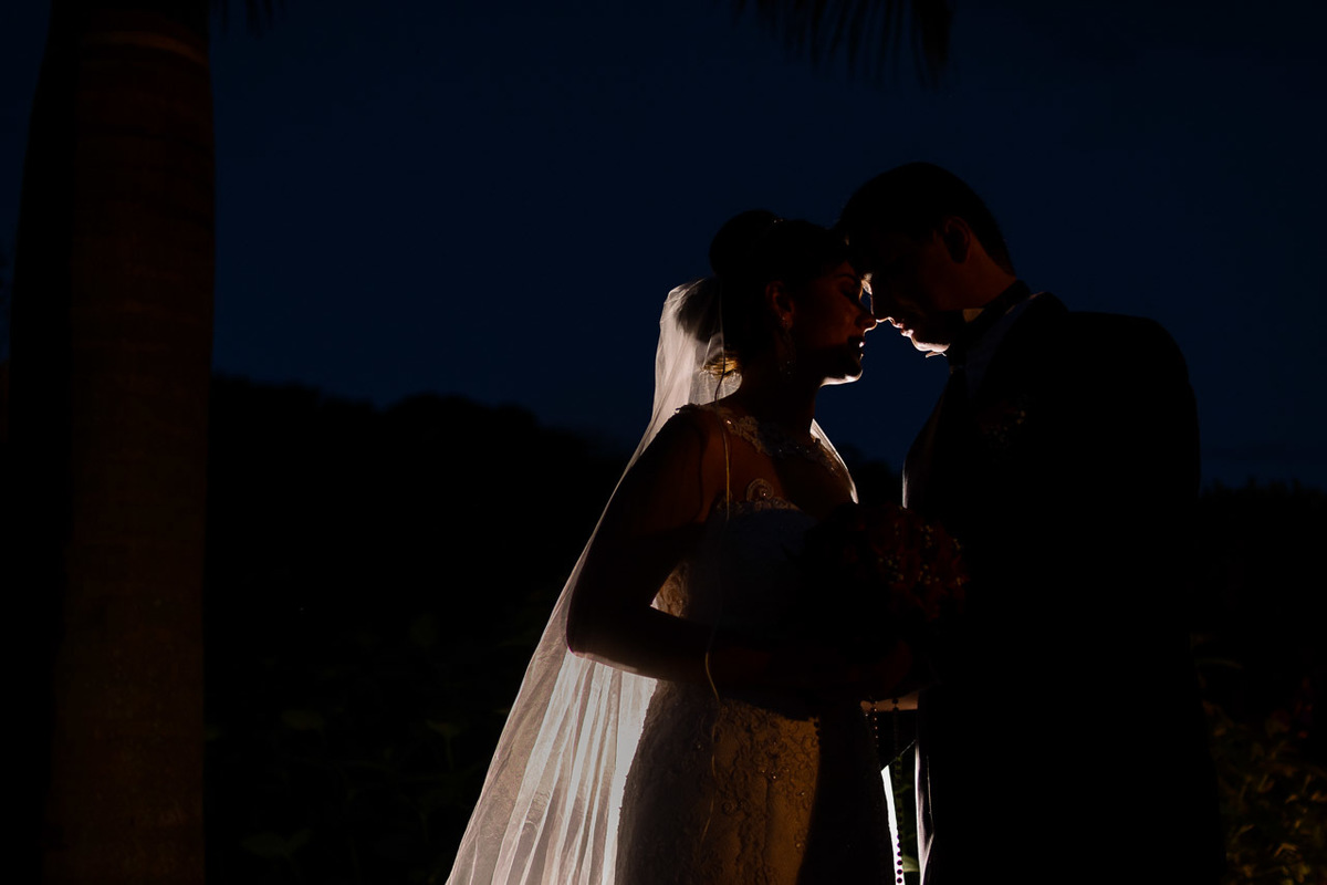 Fotos dos noivos. Fotos pós casamento. Festa de Casamento. Fazenda Santa Helena. Vestido de Noiva. Traje de noivo.
