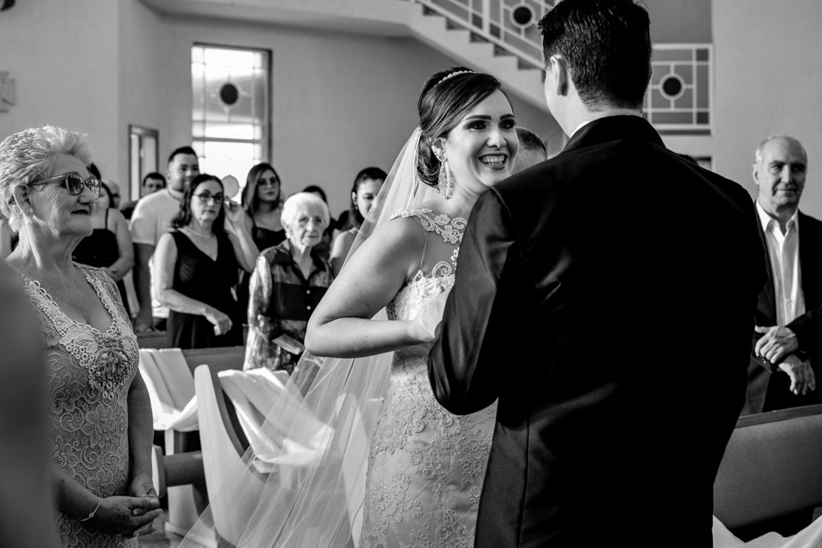 Cerimonia de casamento Paróquia Cristo Redentor. Terno do noivo. Vestido de Noiva.