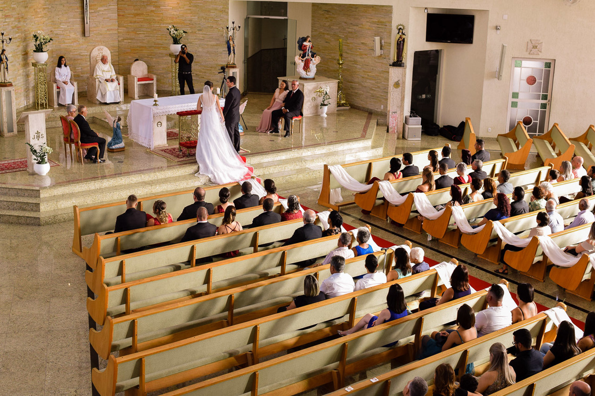 Cerimonia de casamento Paróquia Cristo Redentor. Terno do noivo. Vestido de Noiva.
