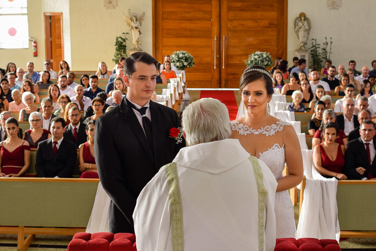 Cerimonia de casamento Paróquia Cristo Redentor. Terno do noivo. Vestido de Noiva.