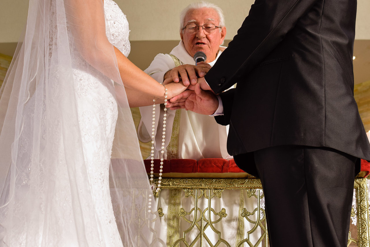 Cerimonia de casamento Paróquia Cristo Redentor. Terno do noivo. Vestido de Noiva.