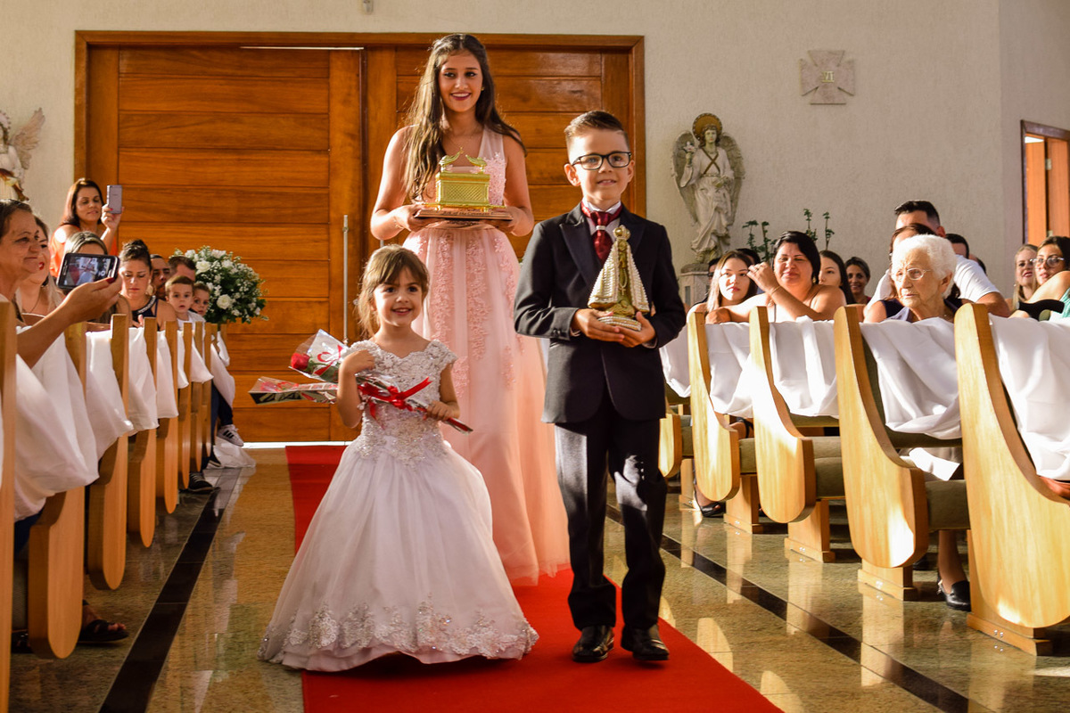Cerimonia de casamento Paróquia Cristo Redentor. Terno do noivo. Vestido de Noiva. Entrada das Alianças