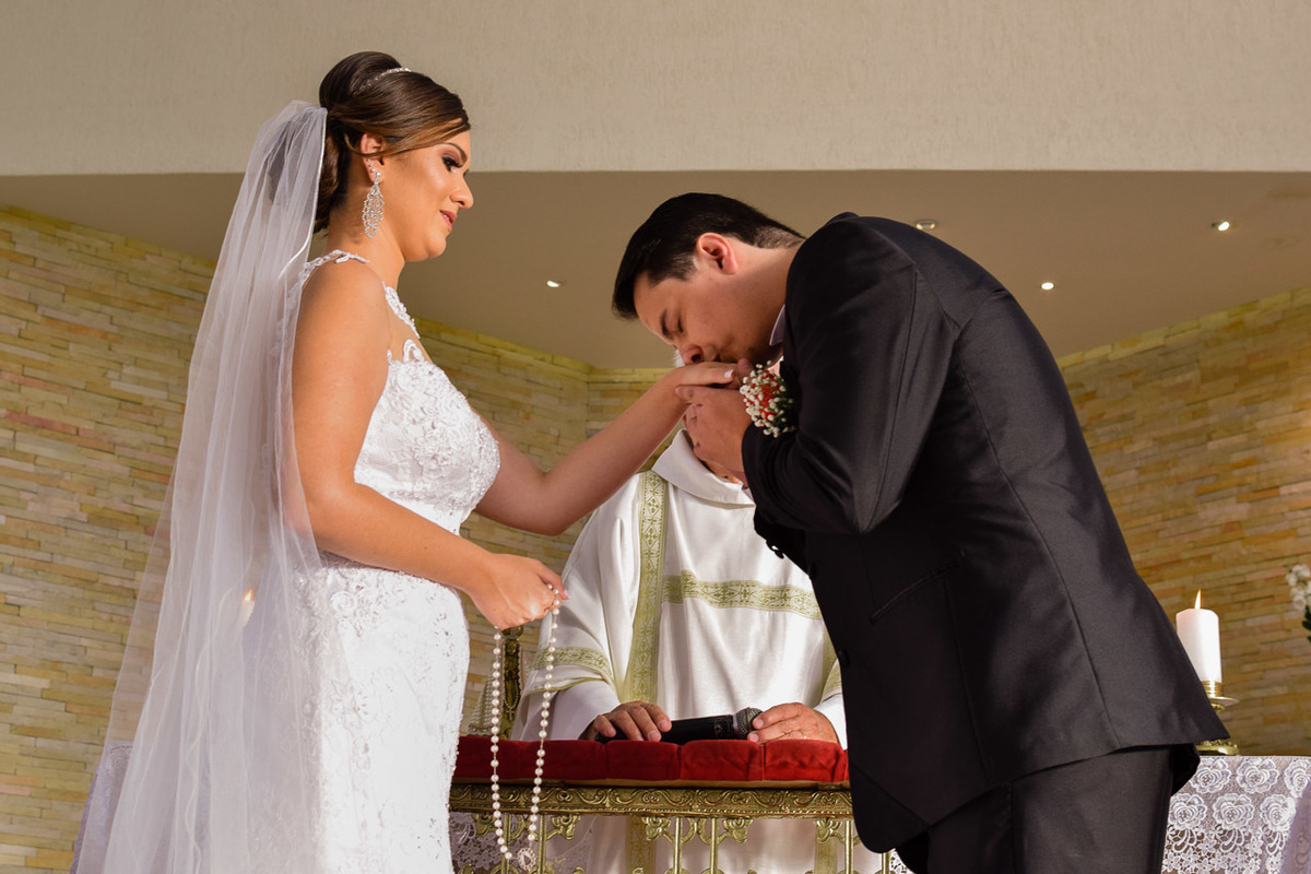 Cerimonia de casamento Paróquia Cristo Redentor. Terno do noivo. Vestido de Noiva.