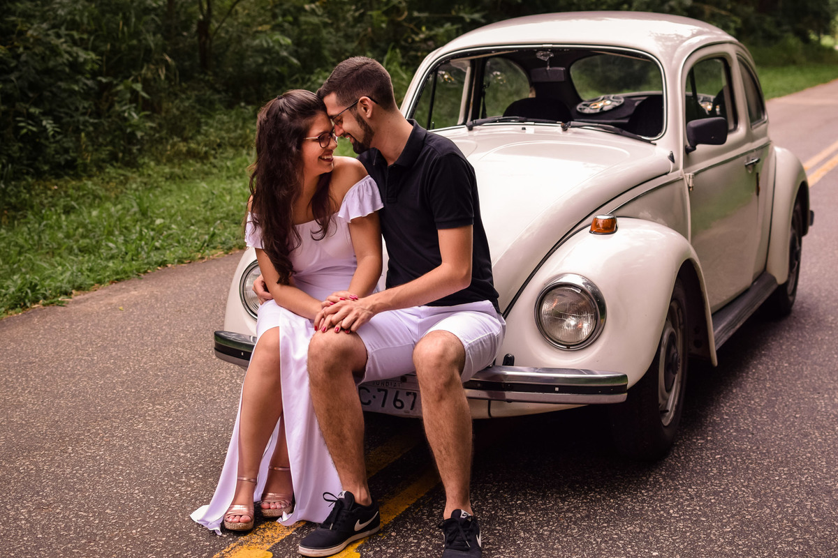Pre Wedding na serra do japi jundiai-sp. pre wedding na chuva. Ensaio pre wedding com fusca. ideia de pre wedding. fusca.