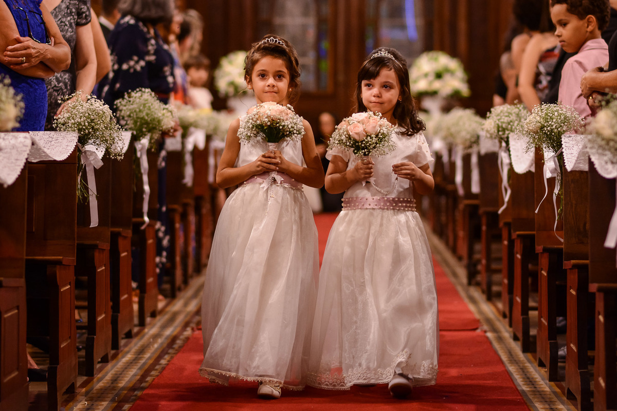 Cerimonia de casamento na catedral nossa senhora do desterro - jundiaí.  Noivinhas entrada das aliancas.