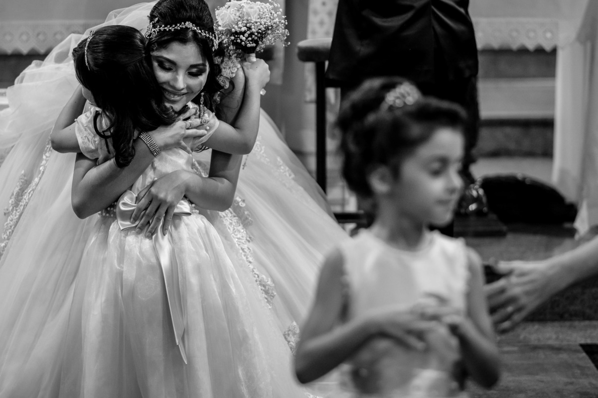 Cerimonia de casamento na catedral nossa senhora do desterro - jundiaí.  Noivinhas entrada das aliancas.