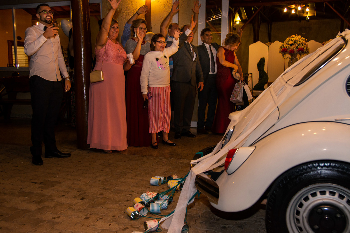 Cerimonia de casamento, chacara paraiso. Fotos de casamento. Wedding. casamento ao ar livre. casamento no campo. carro da noiva. fusca no casamento. fim do casamento. enfim casados.