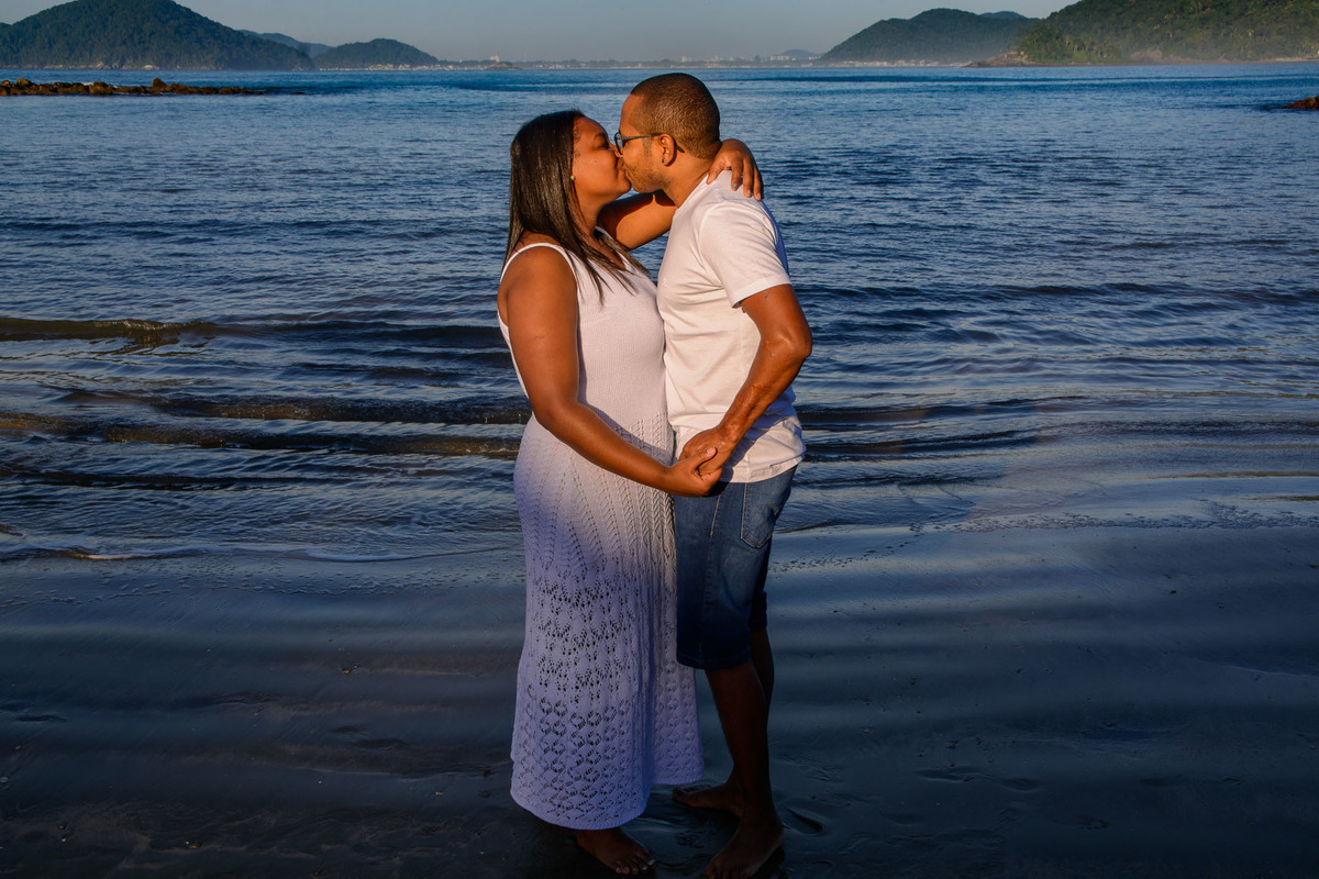 Ensaio pre wedding praia das conchas guaruja. ensaio noivos na praia. ensaio casal. casar na praia.