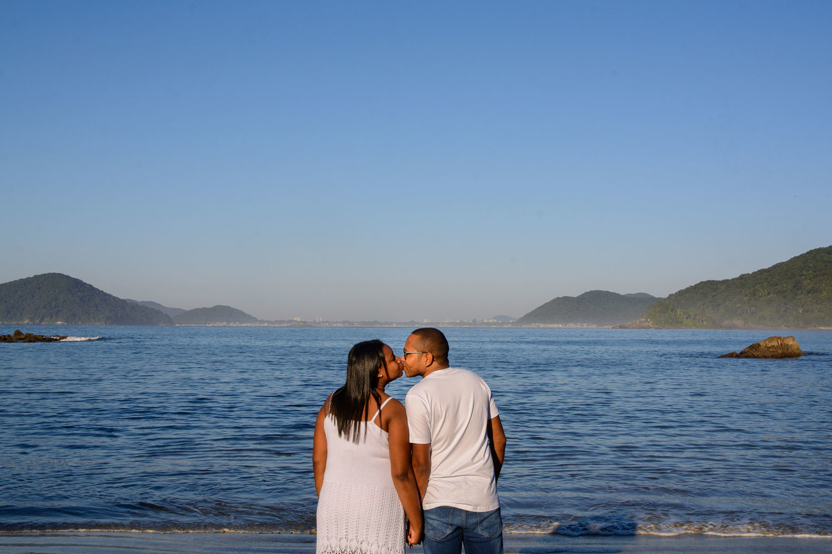 Ensaio pre wedding praia das conchas guaruja. ensaio noivos na praia. ensaio casal. casar na praia.