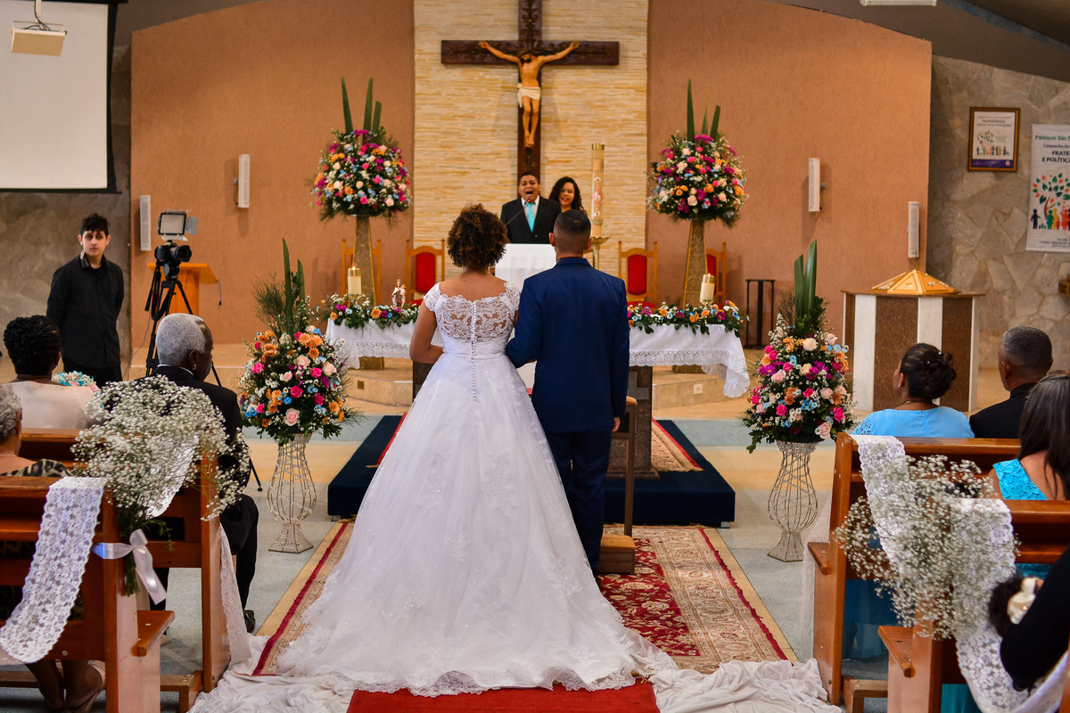 Cerimonia de casamento, Paróquia São Francisco de Assis. Vestido de noiva. terno do noivo.