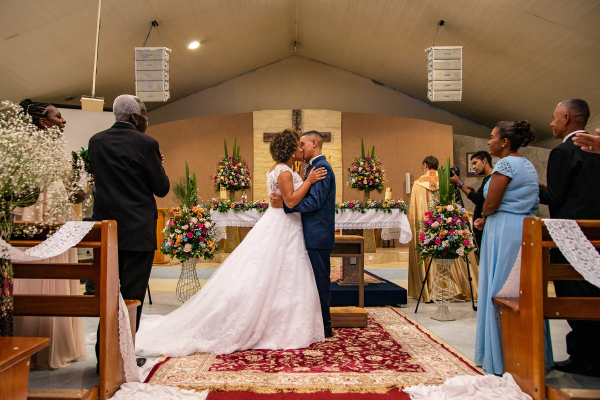 Cerimonia de casamento, Paróquia São Francisco de Assis. Vestido de noiva. terno do noivo.