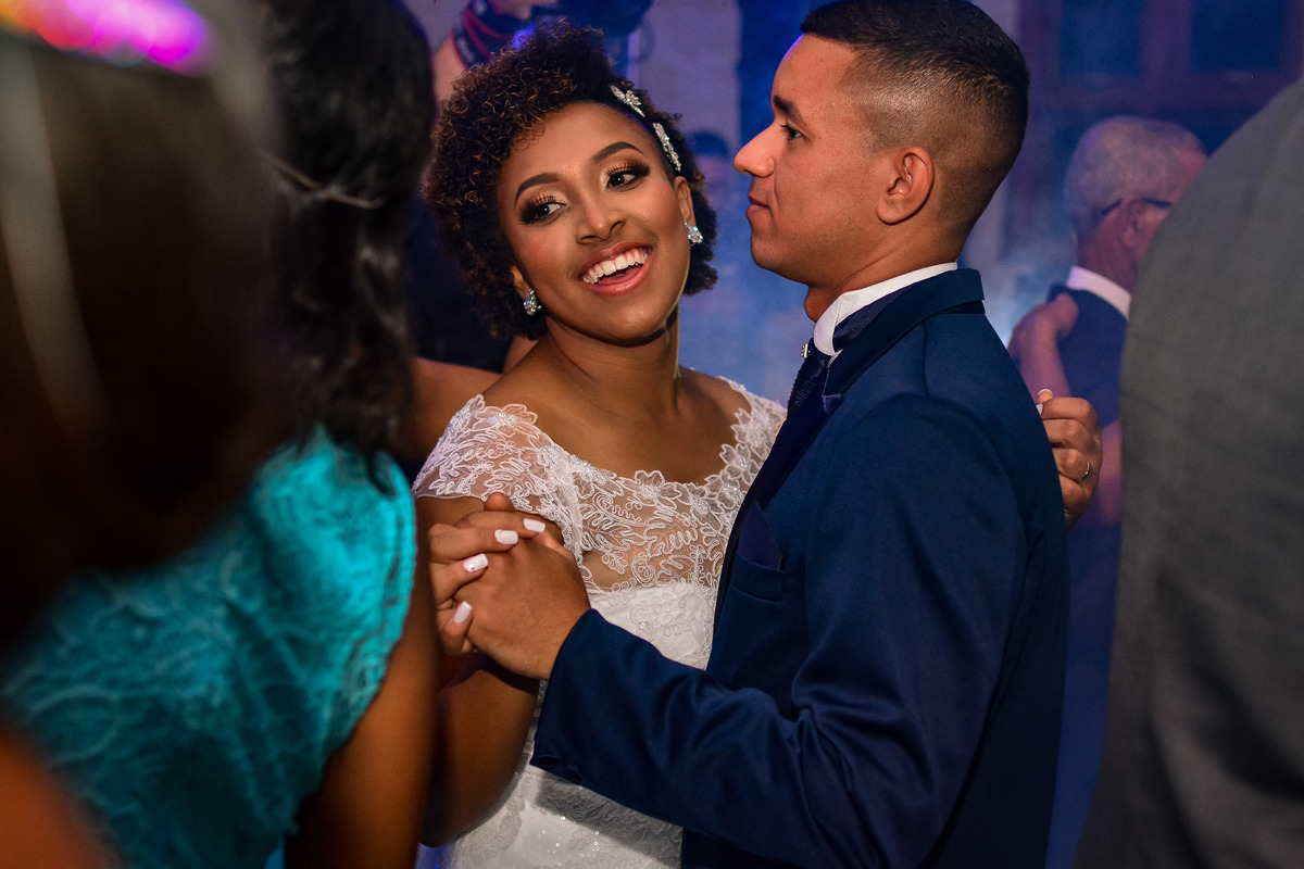 Fotos de casamento, Pos casamento, detalhes de casamento, recepão do casamento. festa de casamento, Espaço Monte Bello. Dança dos noivos. Balada do casamento.