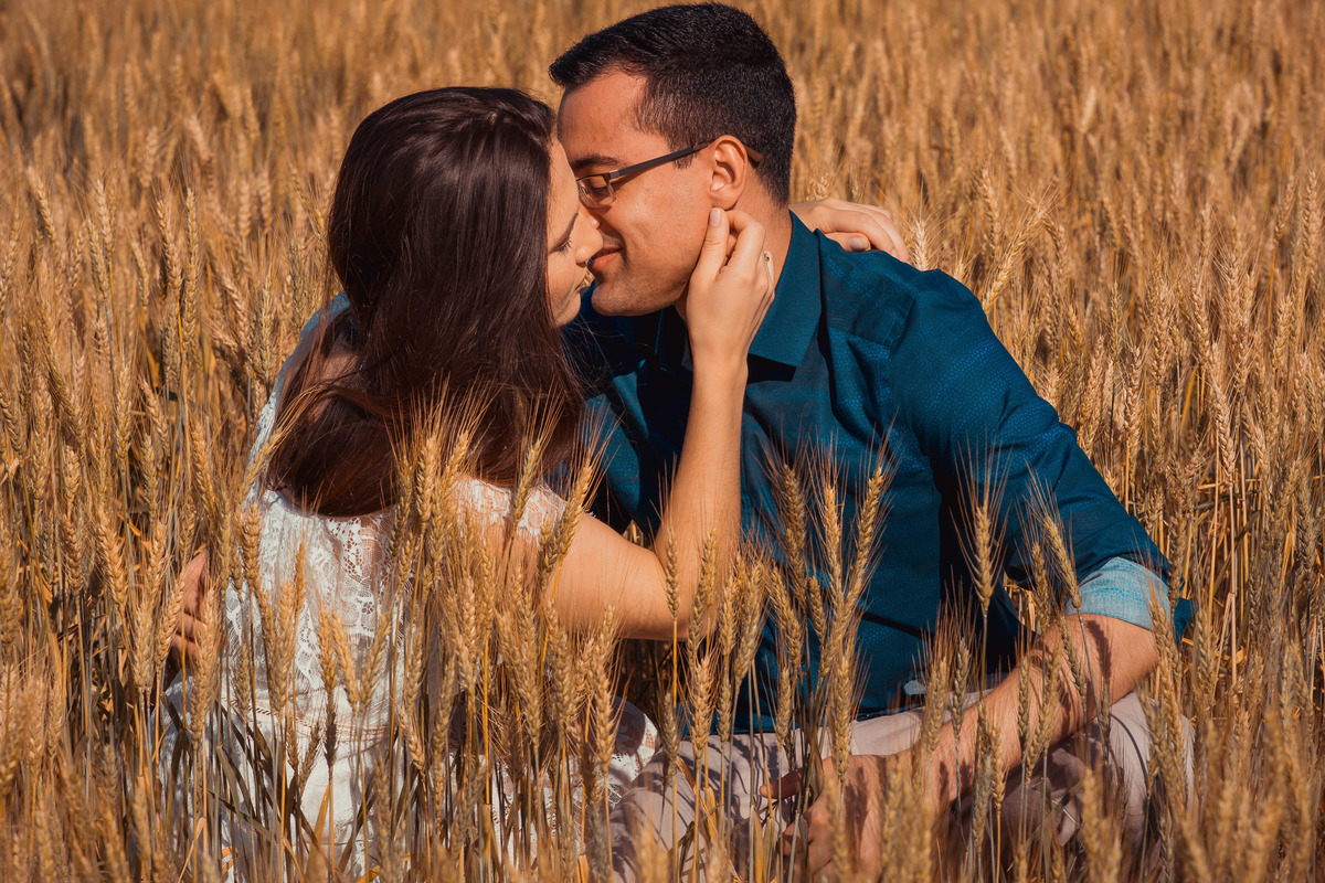 Ensaio Pre Wedding Holambra, Ensaio Casal, Theos Turismo Holambra. Holambra cidade das flores. Ensaio pre wedding na plantação de trigo.
