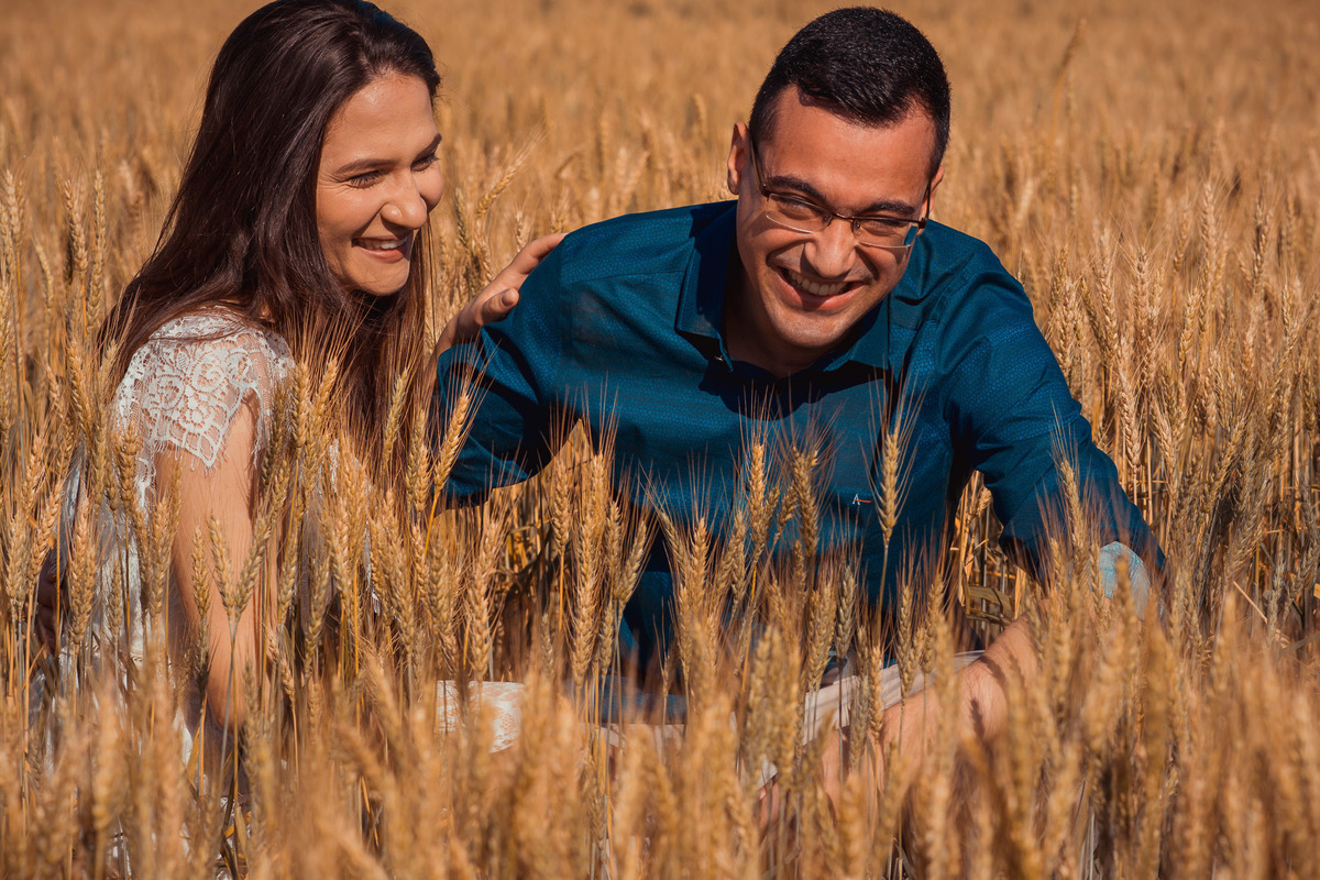 Ensaio Pre Wedding Holambra, Ensaio Casal, Theos Turismo Holambra. Holambra cidade das flores. Ensaio pre wedding na plantação de trigo.
