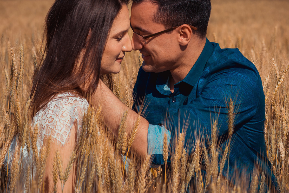 Ensaio Pre Wedding Holambra, Ensaio Casal, Theos Turismo Holambra. Holambra cidade das flores. Ensaio pre wedding na plantação de trigo.