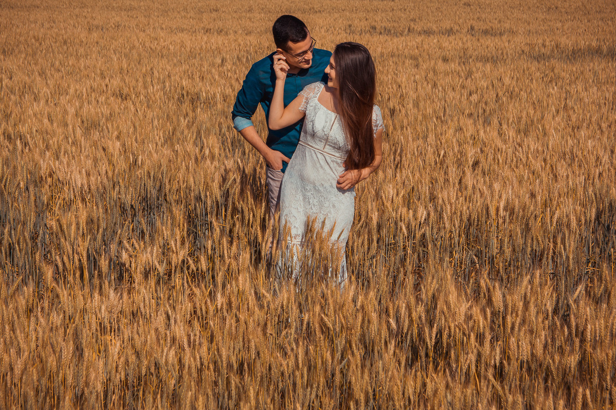 Ensaio Pre Wedding Holambra, Ensaio Casal, Theos Turismo Holambra. Holambra cidade das flores. Ensaio pre wedding na plantação de trigo.