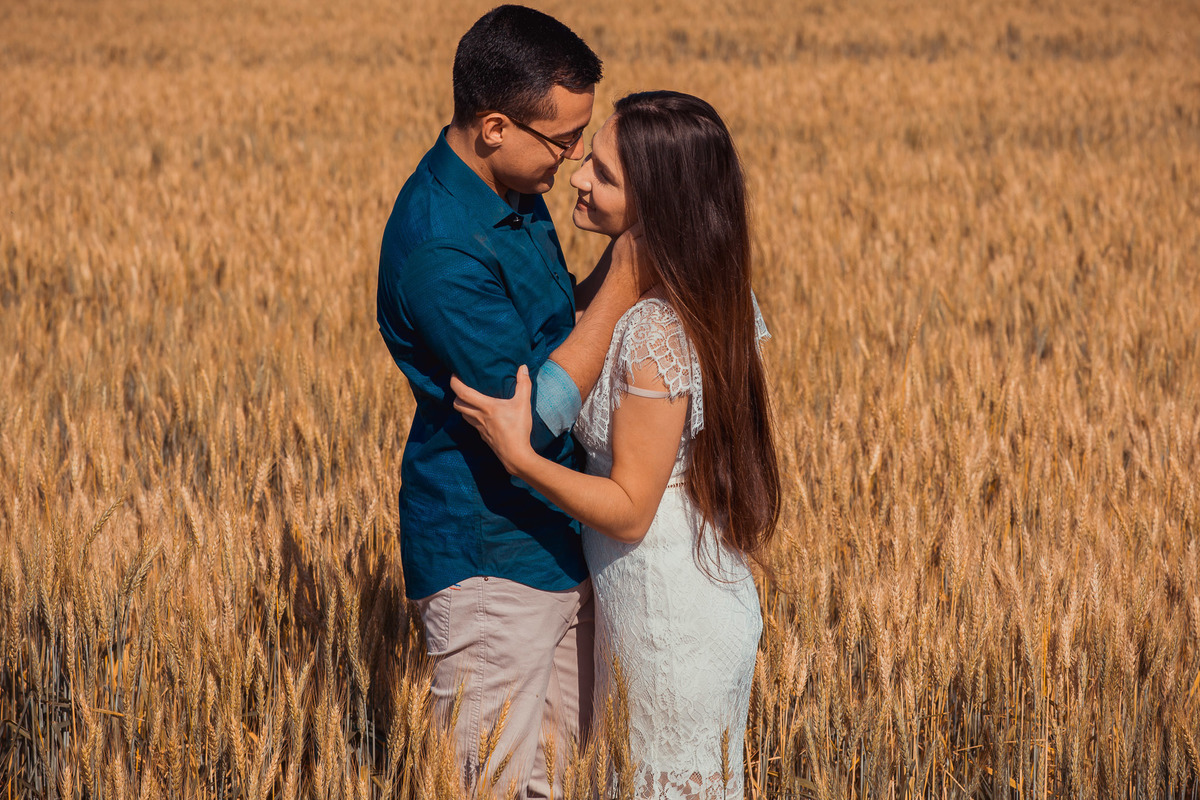 Ensaio Pre Wedding Holambra, Ensaio Casal, Theos Turismo Holambra. Holambra cidade das flores. Ensaio pre wedding na plantação de trigo.