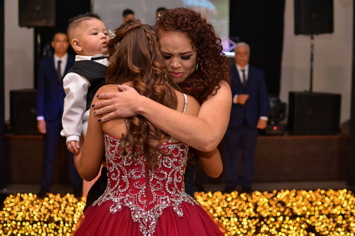 Festa debutante espaço monte bello. vestido de debutante. pista de led. pista iluminada dj. meus quinze anos. quinze anos. 15 anos. festa incrivel.