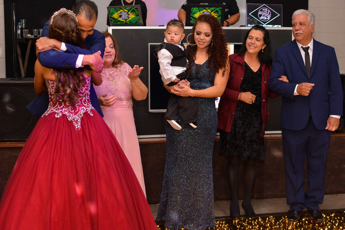 Festa debutante espaço monte bello. vestido de debutante. pista de led. pista iluminada dj. meus quinze anos. quinze anos. 15 anos. festa incrivel.