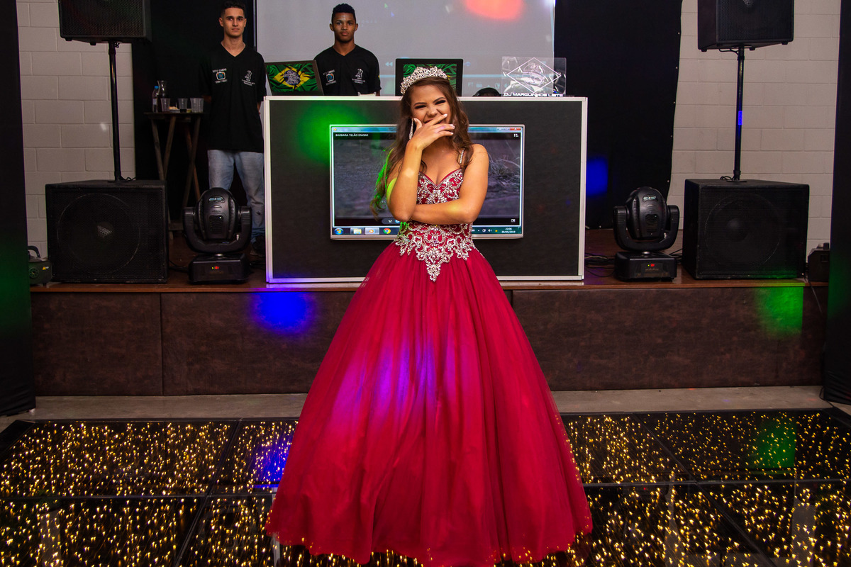 Festa debutante espaço monte bello. vestido de debutante. pista de led. pista iluminada dj. meus quinze anos. quinze anos. 15 anos. festa incrivel.