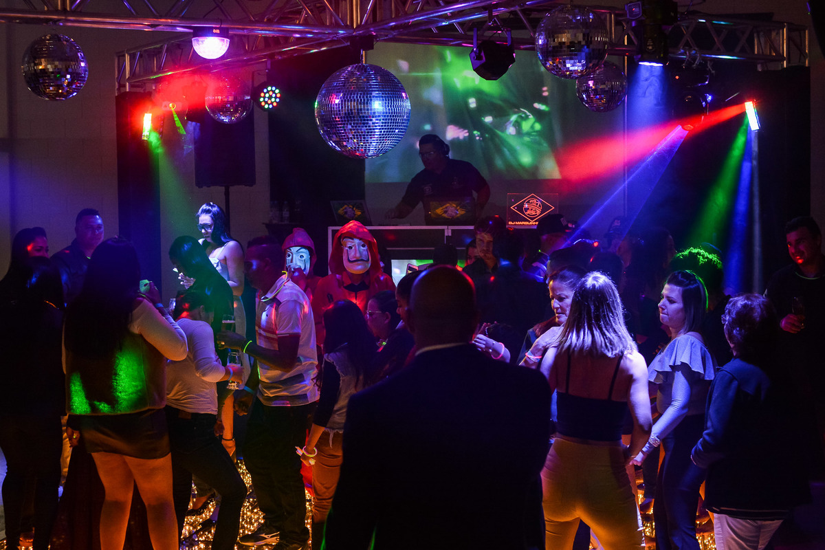 Festa debutante espaço monte bello. vestido de debutante. pista de led. pista iluminada dj. meus quinze anos. quinze anos. 15 anos. festa incrivel.