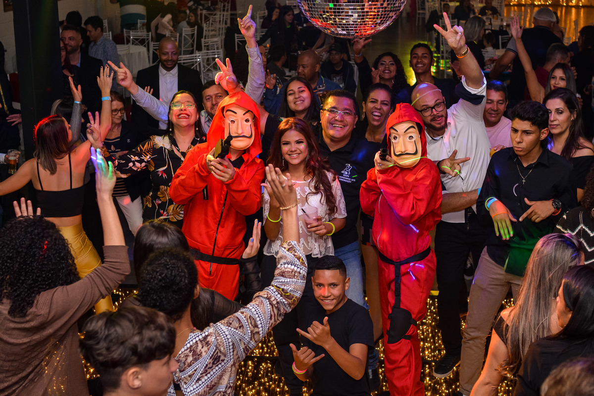 Festa debutante espaço monte bello. vestido de debutante. pista de led. pista iluminada dj. meus quinze anos. quinze anos. 15 anos. festa incrivel.