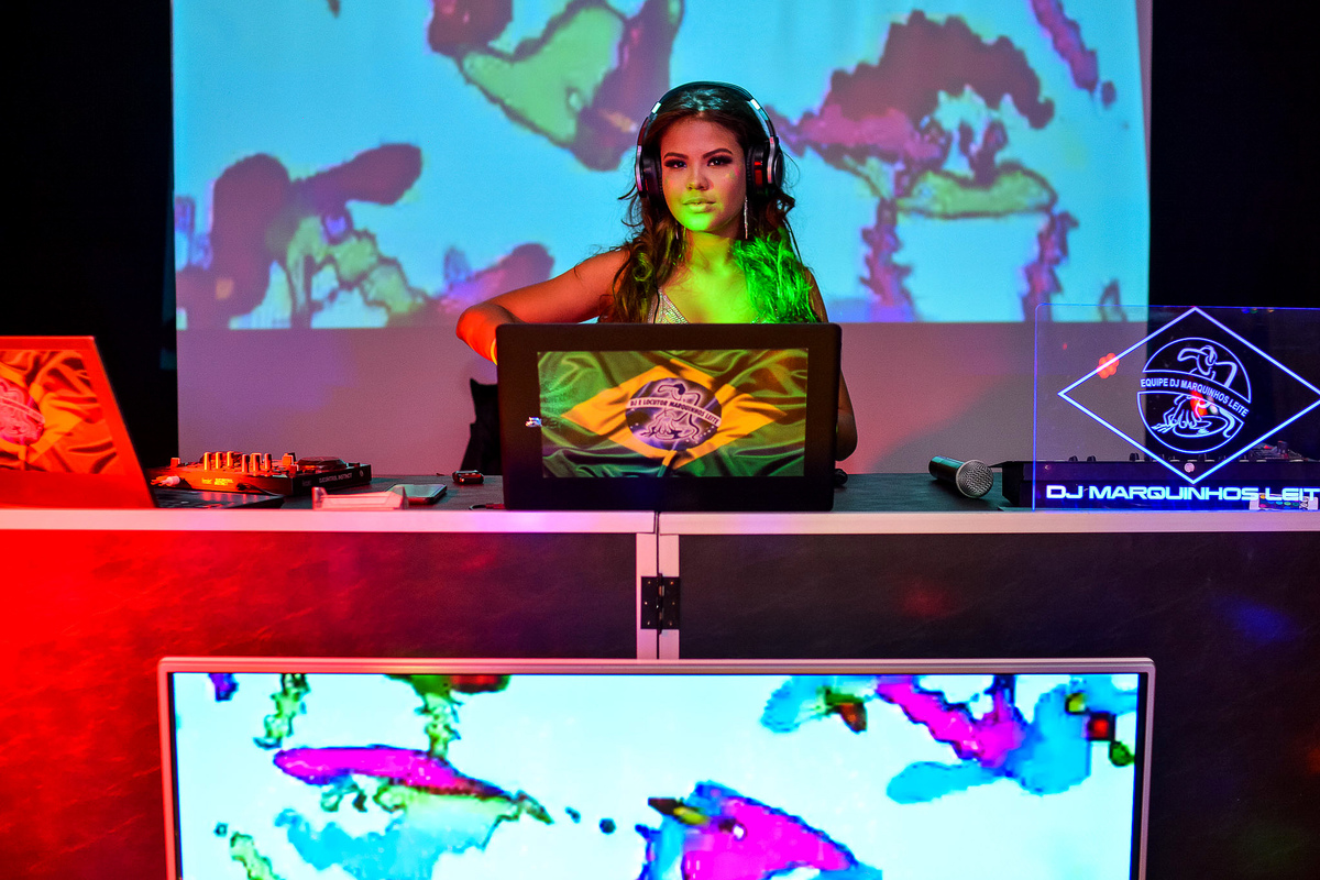 Festa debutante espaço monte bello. vestido de debutante. pista de led. pista iluminada dj. meus quinze anos. quinze anos. 15 anos. festa incrivel.