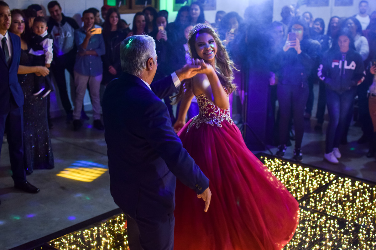 Festa debutante espaço monte bello. vestido de debutante. pista de led. pista iluminada dj. meus quinze anos. quinze anos. 15 anos. festa incrivel.