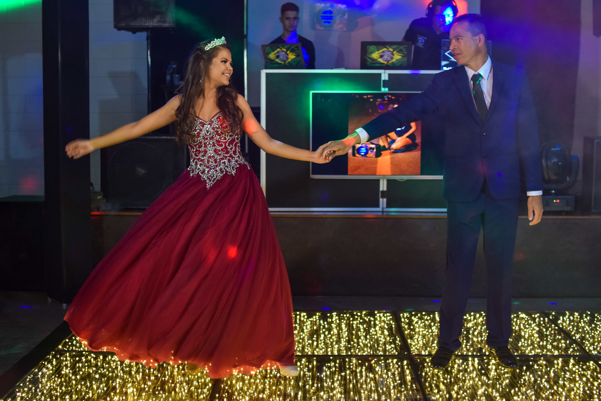 Festa debutante espaço monte bello. vestido de debutante. pista de led. pista iluminada dj. meus quinze anos. quinze anos. 15 anos. festa incrivel.