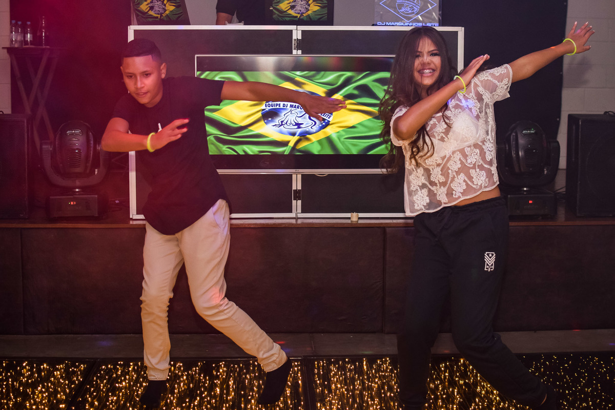 Festa debutante espaço monte bello. vestido de debutante. pista de led. pista iluminada dj. meus quinze anos. quinze anos. 15 anos. festa incrivel.