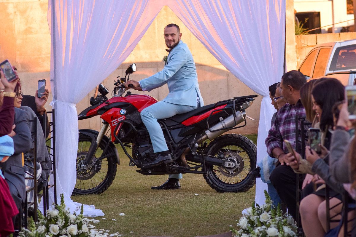 Cerimonia de casamento Malavazzi Festas Buffet. terno do noivo. Noivo de moto. entrada do noivo.